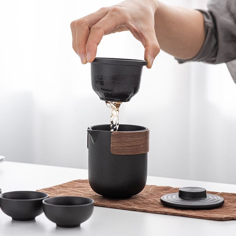  Bộ Ấm Trà Du Lịch Gốm Màu Đen - Set 1 Ấm 4 Chén Xách Tay, Dụng Cụ Trà Kung Fu, Quà Tặng Doanh Nghiệp, Văn Phòng [GIAO HÀNG 2-10 NGÀY | SỈ TỪ 2 TRIỆU | CÓ THỂ IN LOGO] 