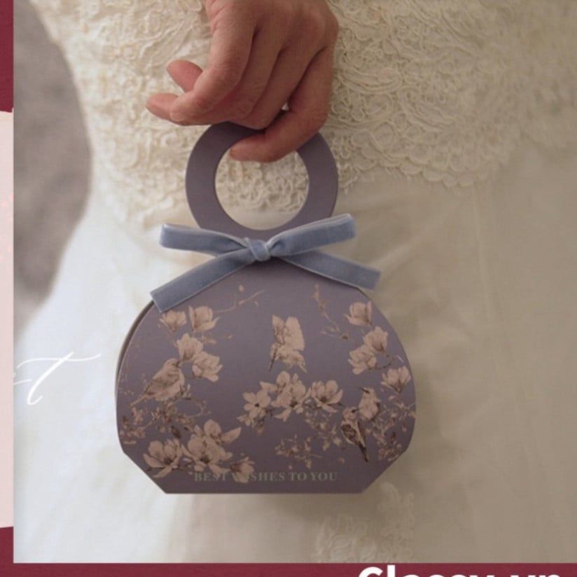  ```Hộp quà tự gấp màu đỏ sang trọng với ruy băng và quai cầm, lý tưởng cho kẹo cưới và quà cảm ơn Q1739``` 