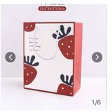  Combo 5 Túi giấy đựng quà dây quai dù họa tiết  trái dâu cực xinh Q581 24.5 X 9.5 X 19.5 CM 