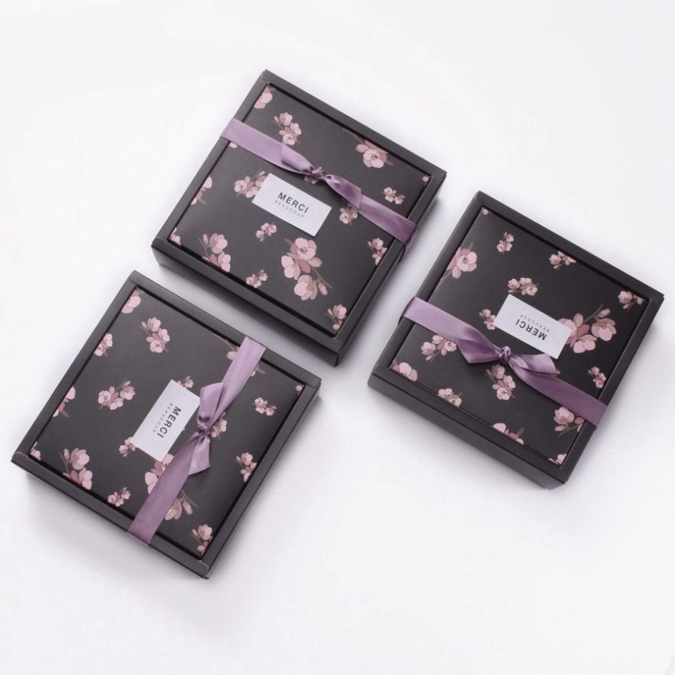  ```Hộp quà vuông tự gấp 15x15x5 cm - Giải pháp hoàn hảo cho món quà của bạn - Q561``` 