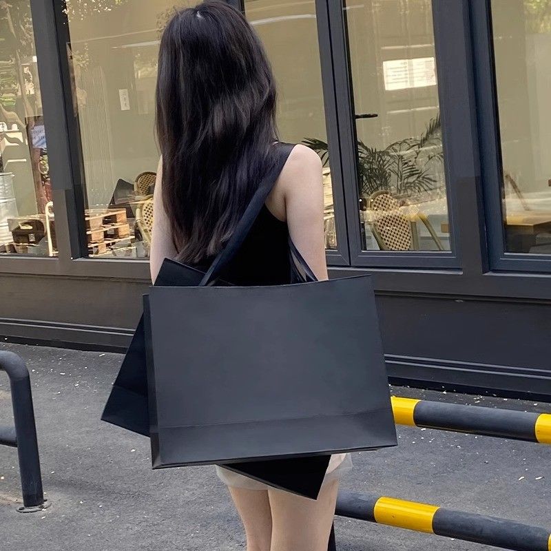  Túi Giấy Đeo Vai Màu Đen Dày Dặn - Túi Đóng Gói Quà Tặng Cửa Hàng Quần Áo, Bán Buôn Xuất Khẩu, Có Thể Dập Nóng Logo [GIAO HÀNG 2-10 NGÀY | SỈ TỪ 2 TRIỆU | CÓ THỂ IN LOGO] 