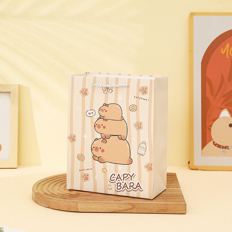  Túi quà bìa cứng trắng capybara dễ thương tinh tế cho sinh nhật 