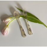  Bộ Dĩa, Thìa Tráng Miệng Họa Tiết Caro Phong Cách Pháp Cổ Điển - Đạo Cụ Chụp Ảnh Đồ Ăn Nữ Tính, Bán Buôn [GIAO HÀNG 2-10 NGÀY | SỈ TỪ 2 TRIỆU | CÓ THỂ IN LOGO] 