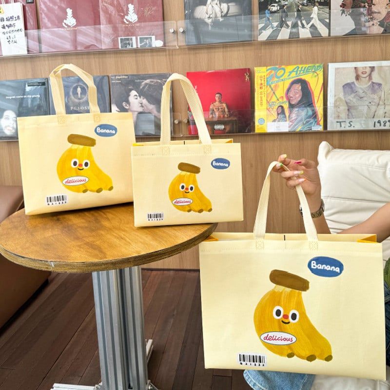  Túi tote vải không dệt in hình chuối – Túi mua sắm shop thời trang cao cấp [GIAO HÀNG 2-10 NGÀY | SỈ TỪ 2 TRIỆU | CÓ THỂ IN LOGO] 