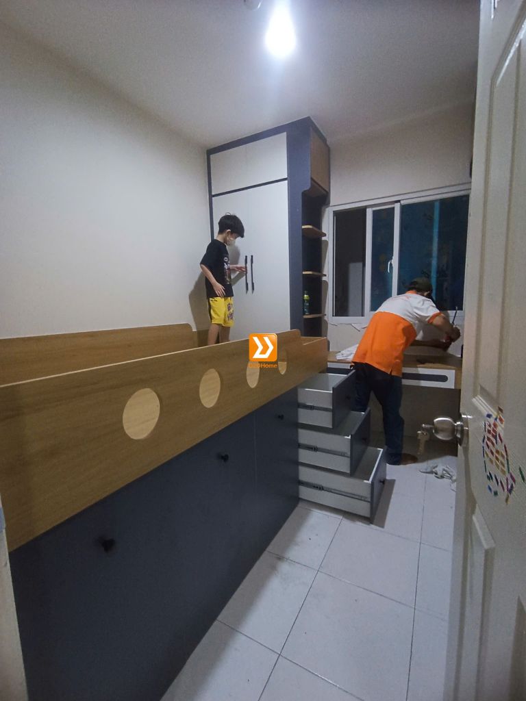 Phòng ngủ với hệ giường tủ bàn kết hợp nhà chị Hà