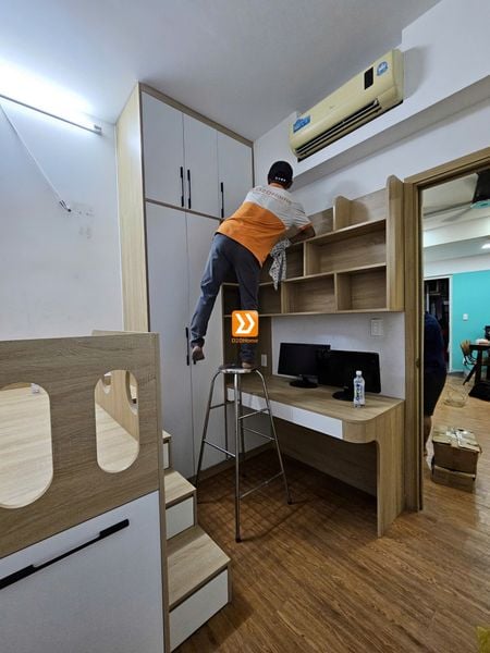 Đội ngũ D2DStore lắp đặt hệ giường tủ thông minh thực tế cho khách hàng TP.HCM