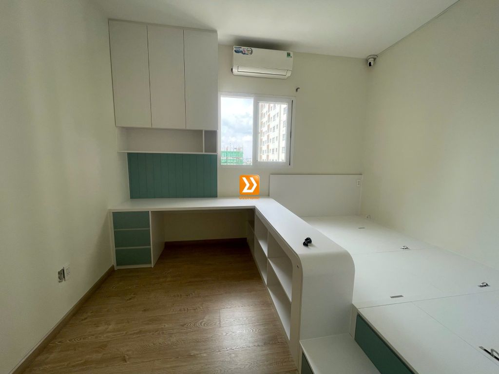Phòng ngủ cho bé với hệ giường tủ bàn kết hợp nhà chị Uyên