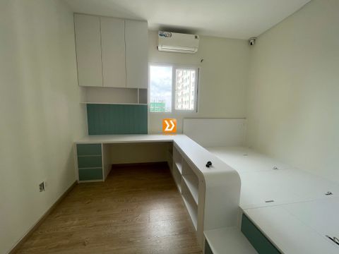 Phòng ngủ cho bé với hệ giường tủ bàn kết hợp nhà chị Uyên