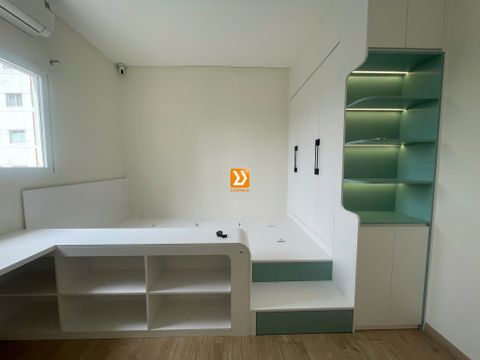 Phòng ngủ cho bé với hệ giường tủ bàn kết hợp nhà chị Uyên