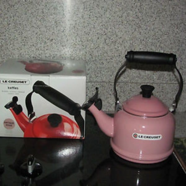 Ấm đun nước Le Creuset Demi 1.1L màu hồng có còi