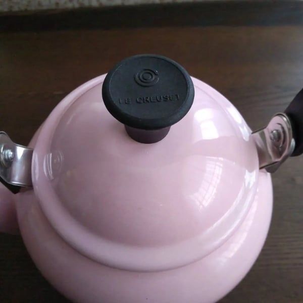 Ấm đun nước Le Creuset Demi 1.1L màu hồng có còi