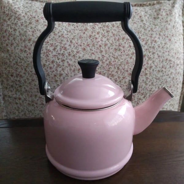 Ấm đun nước Le Creuset Demi 1.1L màu hồng có còi