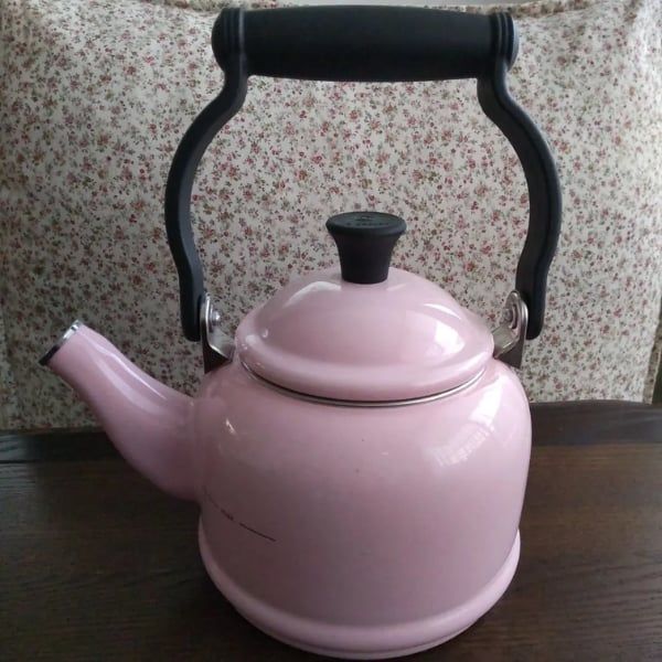 Ấm đun nước Le Creuset Demi 1.1L màu hồng có còi