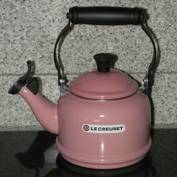 Ấm đun nước Le Creuset Demi 1.1L màu hồng có còi
