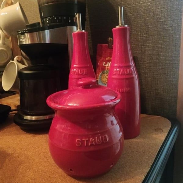 Bộ 2 chai gốm đựng dầu giấm Staub 250ml - Màu đỏ cherry