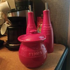  Bộ 2 chai gốm đựng dầu giấm Staub 250ml - Màu đỏ cherry 