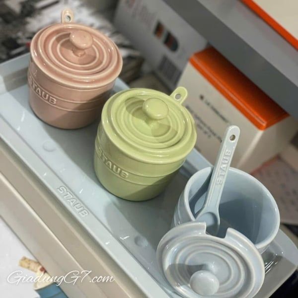 Bộ 3 hũ sứ macaron Staub có nắp 200ml kèm khay thìa đựng gia vị