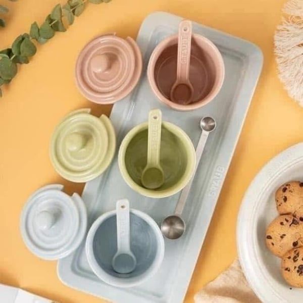 Bộ 3 hũ sứ macaron Staub có nắp 200ml kèm khay thìa đựng gia vị