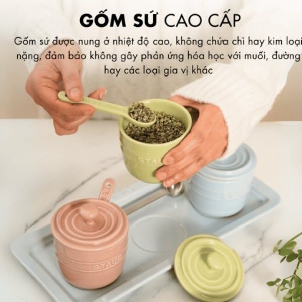 Bộ 3 hũ sứ macaron Staub có nắp 200ml kèm khay thìa đựng gia vị