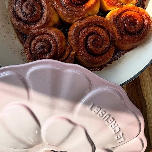 Chảo gang Le Creuset Petal Braiser có nắp 26cm màu tím