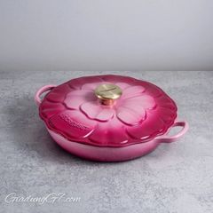  Chảo gang Le Creuset Petal Braiser có nắp 26cm 2.2L - Hồng Berry 