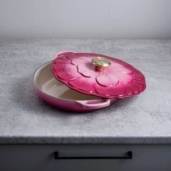 Chảo gang Le Creuset Petal Braiser có nắp 26cm 2.2L - Màu Hồng Berry