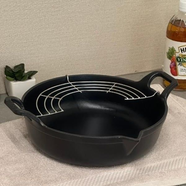 Chảo gang Oceno Tempura mỏ chim kèm giá gác - Size 20/24cm