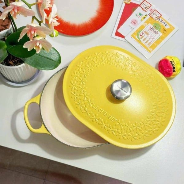 Chảo gang oval Le Creuset Oblong 31cm 3.4L nắp họa tiết hoa mai vàng