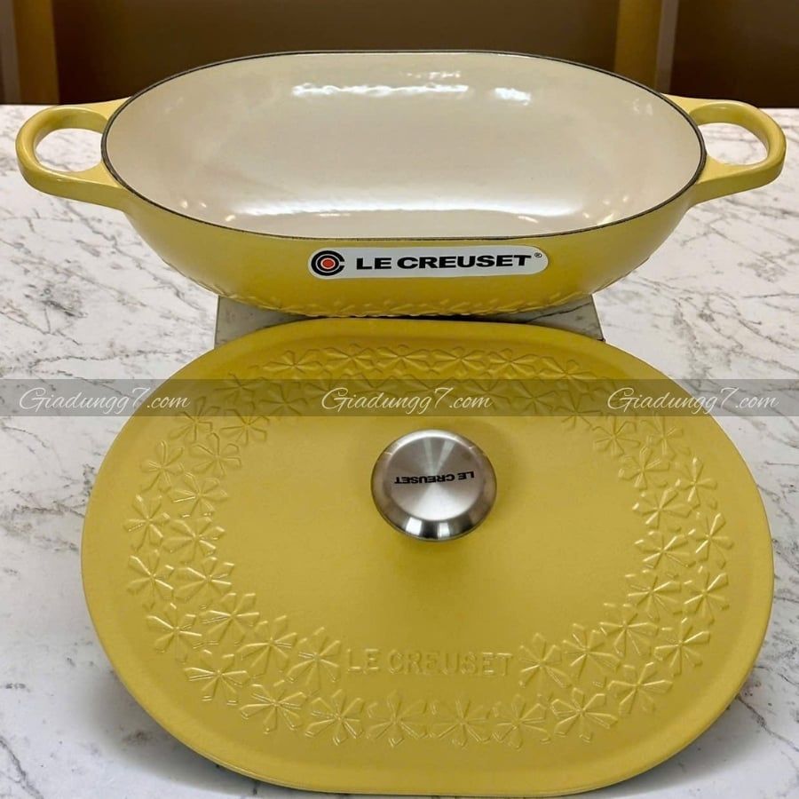 Chảo gang oval Le Creuset Oblong 31cm 3.4L nắp họa tiết hoa mai vàng