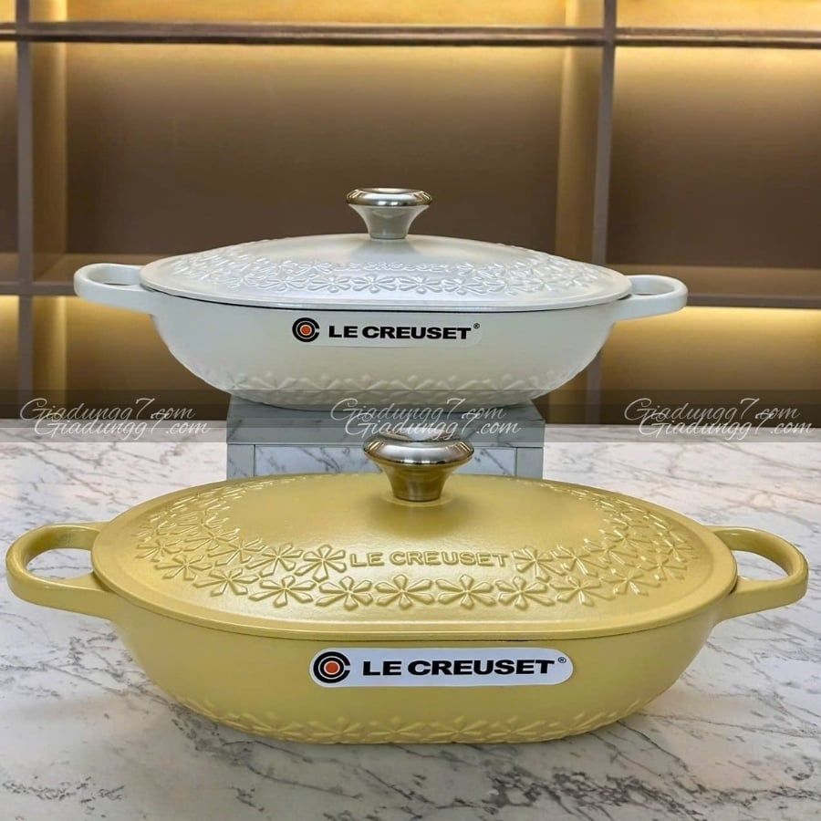 Chảo gang oval Le Creuset Oblong 31cm 3.4L nắp họa tiết hoa mai vàng