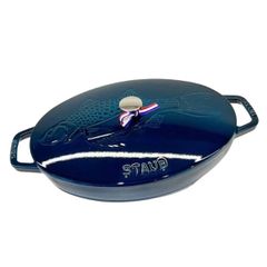  Chảo gang oval Staub nắp cá 32cm - Màu xanh Lamer 