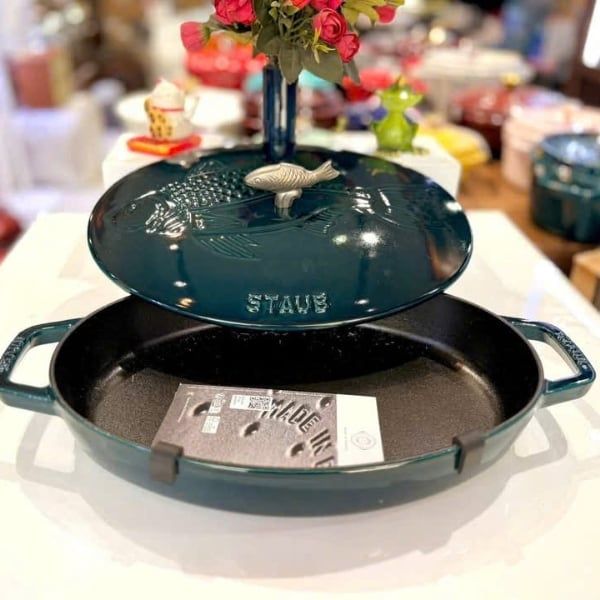 Chảo gang oval Staub nắp cá 32cm - Màu xanh Lamer