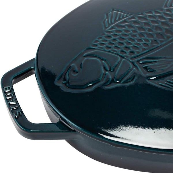 Chảo gang oval Staub nắp cá 32cm - Màu xanh Lamer