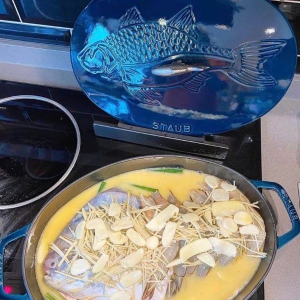 Chảo gang oval Staub nắp cá 32cm - Màu xanh Lamer