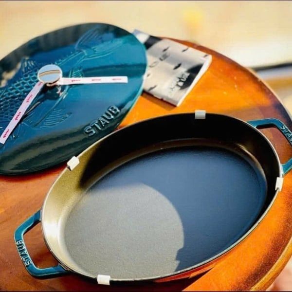 Chảo gang oval Staub nắp cá 32cm - Màu xanh Lamer