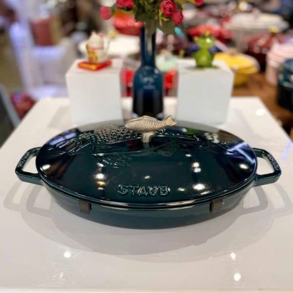 Chảo gang oval Staub nắp cá 32cm - Màu xanh Lamer