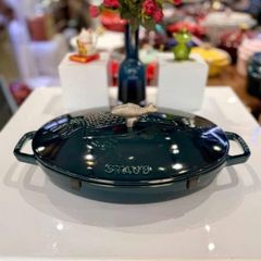  Chảo gang oval Staub nắp cá 32cm - Màu xanh Lamer 