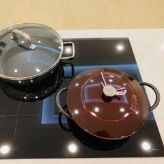  Chảo gang Staub Guss Wok 24cm - Màu Đỏ Mận 