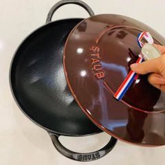  Chảo gang Staub Guss Wok 24cm - Màu Đỏ Mận 