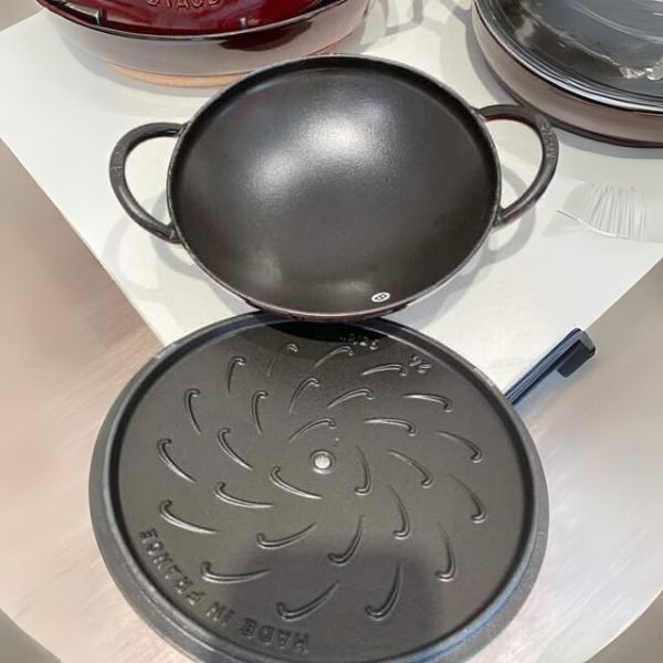 Chảo gang sâu lòng Staub Wok 24cm - Màu Đỏ Mận