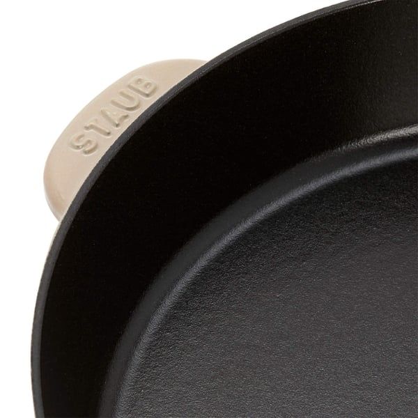Chảo gang Staub Seasame 22cm 1.69L màu kem có miệng rót