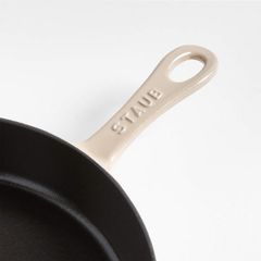  Chảo gang Staub Seasame 22cm 1.69L màu kem có miệng rót 