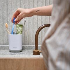  Hộp đựng bàn chải đánh răng Joseph Joseph 70509 