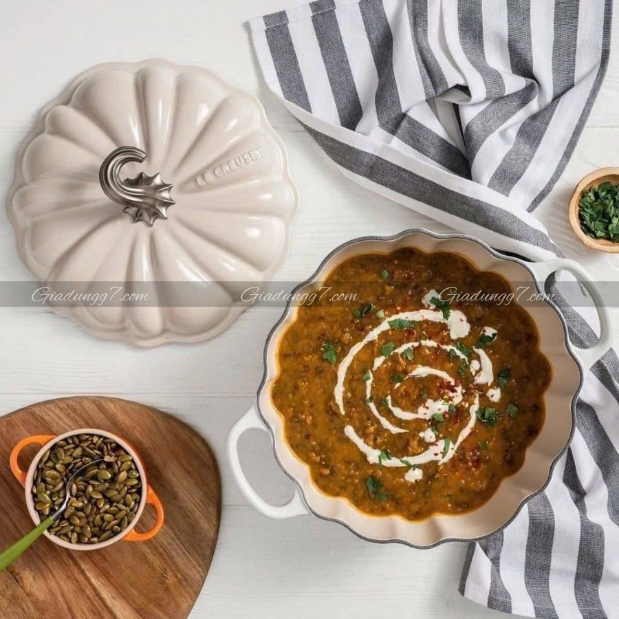 Nồi chảo gang Le Creuset Meringue 28cm 2.5L bí ngô - Màu kem