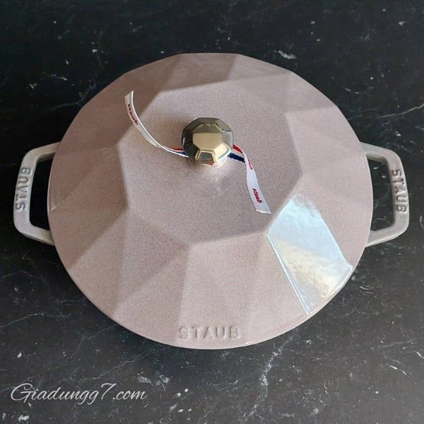 Nồi gang kim cương Staub 24cm 3.6L màu hồng - 118124117
