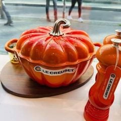  Nồi gang Le Creuset 24cm bí ngô màu cam - Made in France 