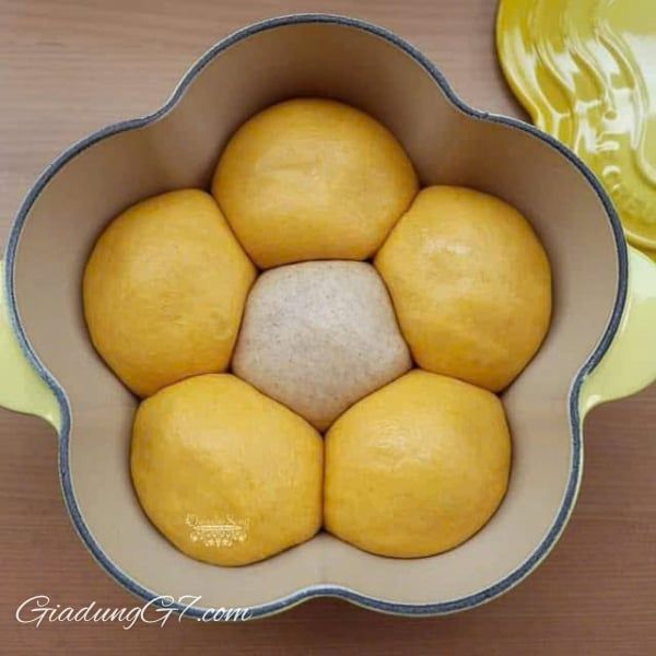 Nồi gang Le Creuset Mimosa hình hoa 20cm