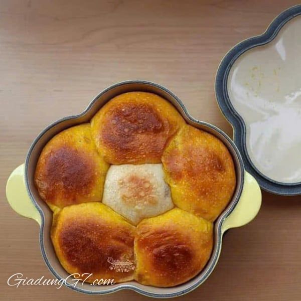 Nồi gang Le Creuset Mimosa hình hoa 20cm