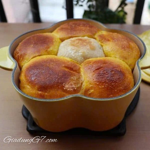 Nồi gang Le Creuset Mimosa hình hoa 20cm