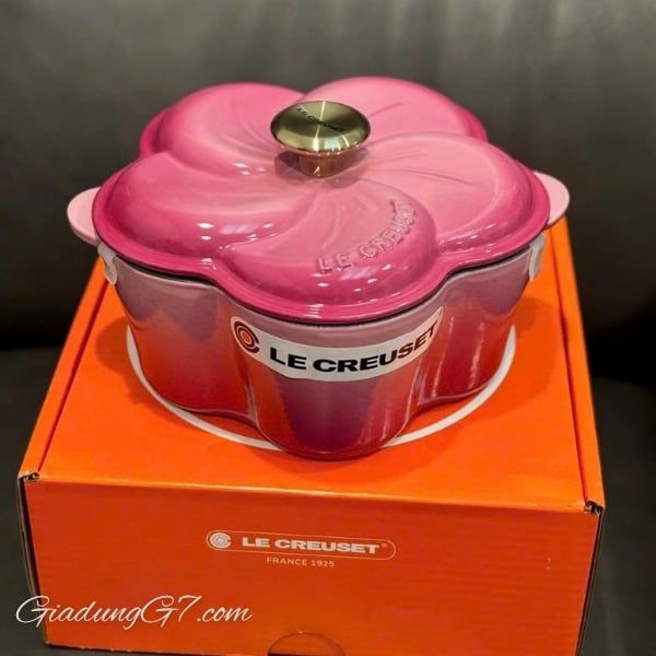 Nồi gang Le Creuset Petal hình hoa 2L (Màu hồng dâu/ vàng)
